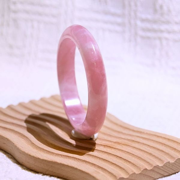 愛情之石│粉晶手鐲│平安鐲-50.2mm 水晶手鐲,開運手鐲,招財手鐲,招財水晶手鐲推薦,粉水晶手鐲,紫水晶手鐲,黃水晶手鐲,黑曜石手鐲,女生適合戴的水晶手鐲,2025年最旺水晶手鐲,水晶手鏈,水晶飾品,水晶手鐲佩戴禁忌