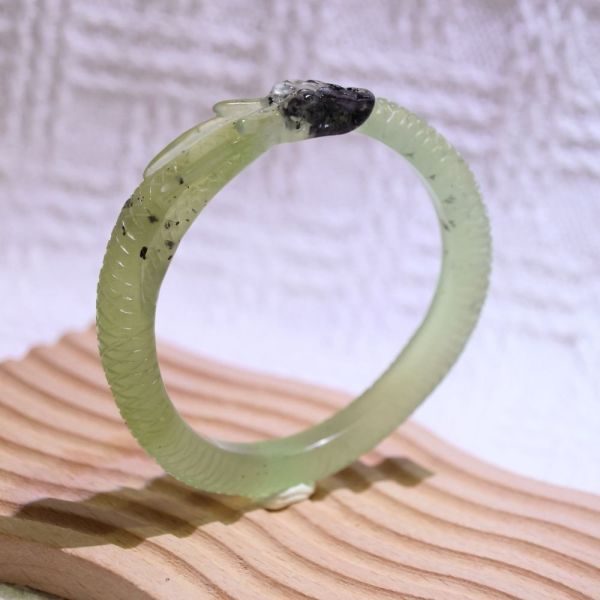 墨靈青淵│岫玉│蛟龍鐲-55.3mm 雕刻鐲,水晶手鐲,能量手鐲,雕刻水晶,手工雕刻,天然晶礦,能量飾品,療癒手環,雕花水晶鐲,原礦雕刻,水晶雕刻鐲