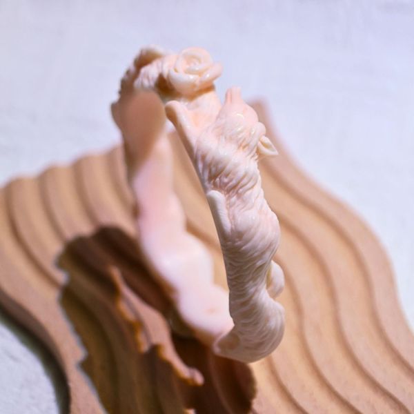 狐狸與玫瑰│碳酸鹽玉│雕刻鐲-55.3mm 雕刻鐲,水晶手鐲,能量手鐲,雕刻水晶,手工雕刻,天然晶礦,能量飾品,療癒手環,雕花水晶鐲,原礦雕刻,水晶雕刻鐲