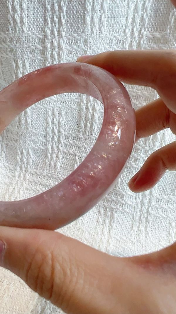 愛情之石│粉晶手鐲│平安鐲-54.4mm 水晶手鐲,手鐲,玉手鐲,水晶手鐲如何保養,紫水晶手鐲,粉晶手鐲,櫻花瑪瑙鐲,雕刻鐲,佘太翠,藍磷灰,黑曜石,手鐲款式,手鐲尺寸,手鐲鐲型,天然水晶手鐲,水晶手鐲功效