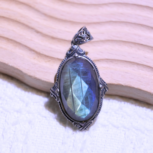 【歐洛菈】拉長吊墜｜鑽石切割面 水晶,礦石,晶礦,水晶手鐲,手鐲,水晶手串,手串,脈輪,磁場,療癒,淨化,紫水晶,粉晶,櫻花瑪瑙,草莓晶