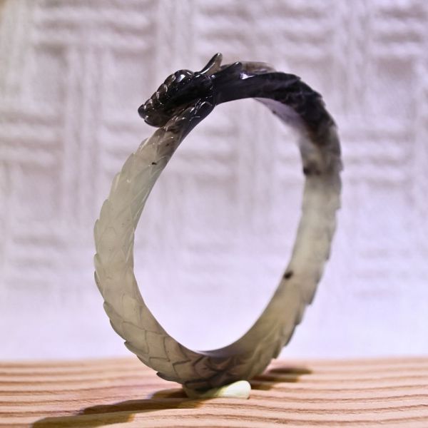 玄影墨蛟│岫玉│蛟龍鐲-53.9mm 雕刻鐲,水晶手鐲,能量手鐲,雕刻水晶,手工雕刻,天然晶礦,能量飾品,療癒手環,雕花水晶鐲,原礦雕刻,水晶雕刻鐲