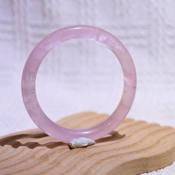 愛情之石│粉晶手鐲│圓骨鐲-49.3mm 水晶手鐲,手鐲,玉手鐲,水晶手鐲如何保養,紫水晶手鐲,粉晶手鐲,櫻花瑪瑙鐲,雕刻鐲,佘太翠,藍磷灰,黑曜石,手鐲款式,手鐲尺寸,手鐲鐲型,天然水晶手鐲,水晶手鐲功效
