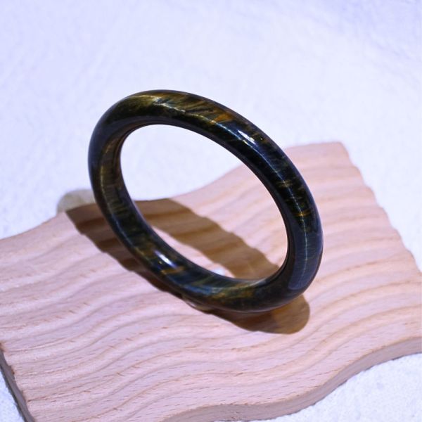 自信招財│虎眼石手鐲│圓骨鐲-57mm 水晶手鐲,開運手鐲,招財手鐲,招財水晶手鐲推薦,粉水晶手鐲,紫水晶手鐲,黃水晶手鐲,黑曜石手鐲,女生適合戴的水晶手鐲,2025年最旺水晶手鐲,水晶手鏈,水晶飾品,水晶手鐲佩戴禁忌