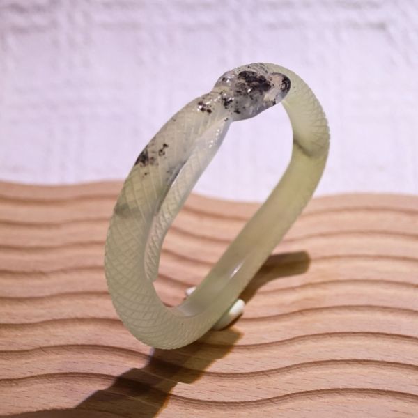 青墨蒼蛇│岫玉│蛇鐲-56.2mm 雕刻鐲,水晶手鐲,能量手鐲,雕刻水晶,手工雕刻,天然晶礦,能量飾品,療癒手環,雕花水晶鐲,原礦雕刻,水晶雕刻鐲