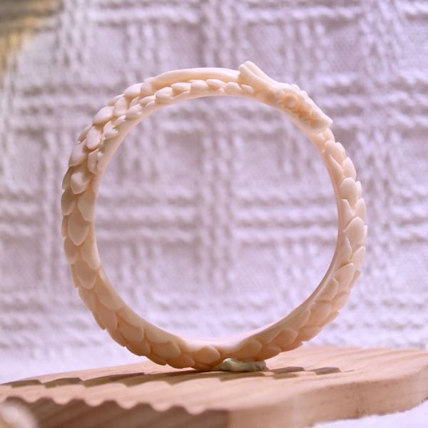 桃心靈蛇│碳酸鹽玉│蛇鐲-62.1mm 雕刻鐲,水晶手鐲,能量手鐲,雕刻水晶,手工雕刻,天然晶礦,能量飾品,療癒手環,雕花水晶鐲,原礦雕刻,水晶雕刻鐲