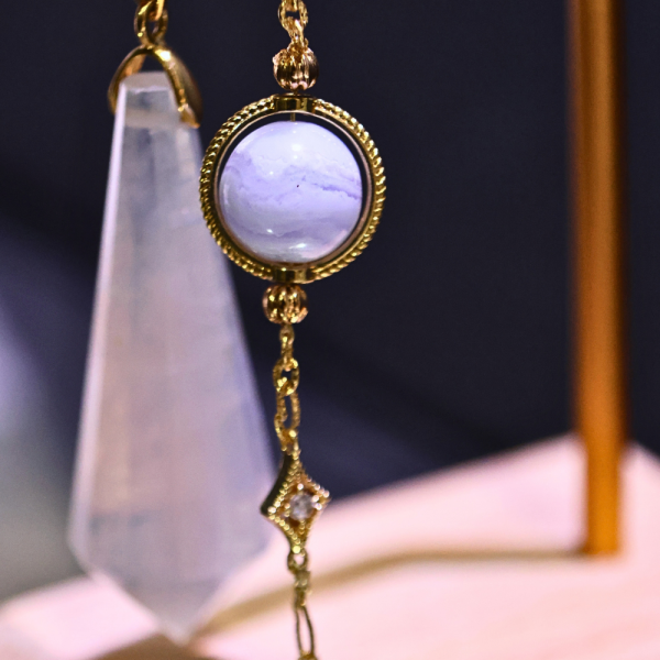 藍紋瑪瑙│藍月光│幻藍靈擺A 晶礦飾品,水晶飾品,雕刻擺件,永生水晶樹,水晶洞,水晶球,水晶柱,原礦,晶洞,晶礦原礦,紫水晶,白水晶,太極玉,佘太翠,紅膠花,海藍寶,白水晶,開運擺件