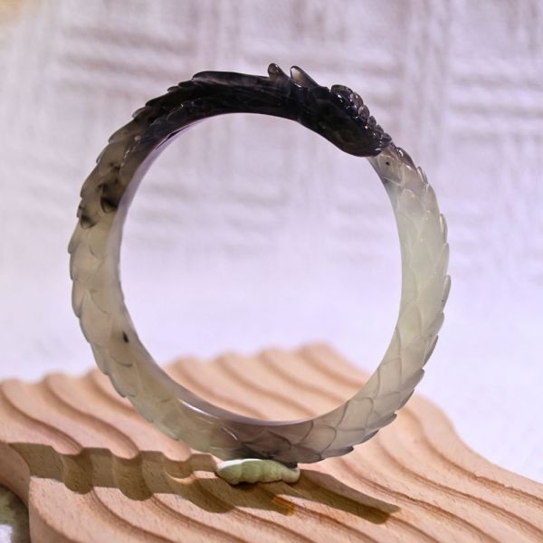 玄影墨蛟│岫玉│蛟龍鐲-53.9mm 雕刻鐲,水晶手鐲,能量手鐲,雕刻水晶,手工雕刻,天然晶礦,能量飾品,療癒手環,雕花水晶鐲,原礦雕刻,水晶雕刻鐲
