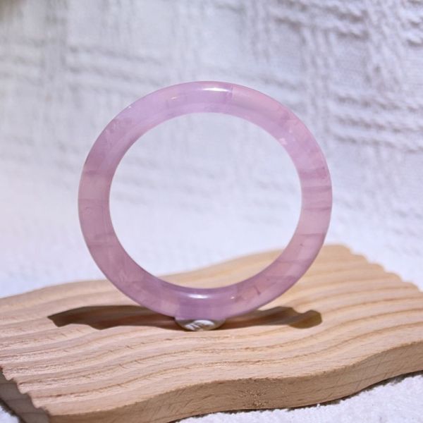 愛情之石│粉晶手鐲│圓骨鐲-50.5mm 水晶手鐲,手鐲,玉手鐲,水晶手鐲如何保養,紫水晶手鐲,粉晶手鐲,櫻花瑪瑙鐲,雕刻鐲,佘太翠,藍磷灰,黑曜石,手鐲款式,手鐲尺寸,手鐲鐲型,天然水晶手鐲,水晶手鐲功效