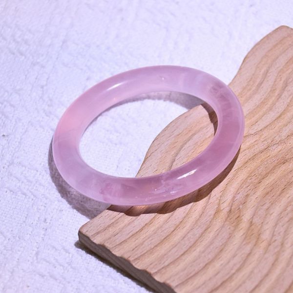 愛情之石│粉晶手鐲│圓骨鐲-52.5mm 水晶,礦石,晶礦,水晶手鐲,手鐲,水晶手串,手串,脈輪,磁場,療癒,淨化,紫水晶,粉晶,櫻花瑪瑙,草莓晶