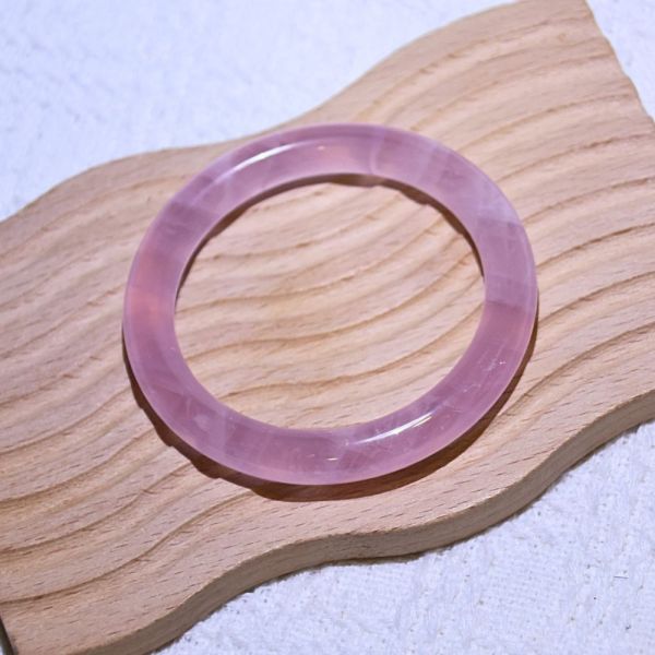 愛情之石│粉晶手鐲│圓骨鐲-50.5mm 水晶手鐲,手鐲,玉手鐲,水晶手鐲如何保養,紫水晶手鐲,粉晶手鐲,櫻花瑪瑙鐲,雕刻鐲,佘太翠,藍磷灰,黑曜石,手鐲款式,手鐲尺寸,手鐲鐲型,天然水晶手鐲,水晶手鐲功效