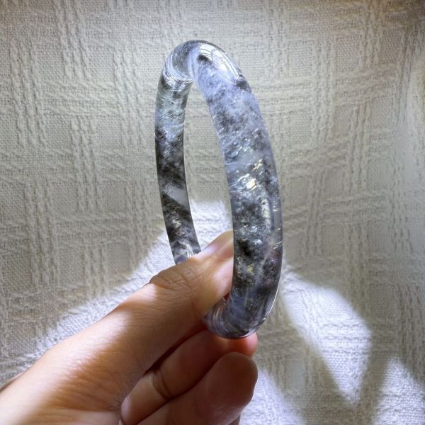 勇氣之石│海藍寶手鐲│圓骨鐲-55mm 水晶手鐲,開運手鐲,招財手鐲,招財水晶手鐲推薦,粉水晶手鐲,紫水晶手鐲,黃水晶手鐲,黑曜石手鐲,女生適合戴的水晶手鐲,2025年最旺水晶手鐲,水晶手鏈,水晶飾品,水晶手鐲佩戴禁忌