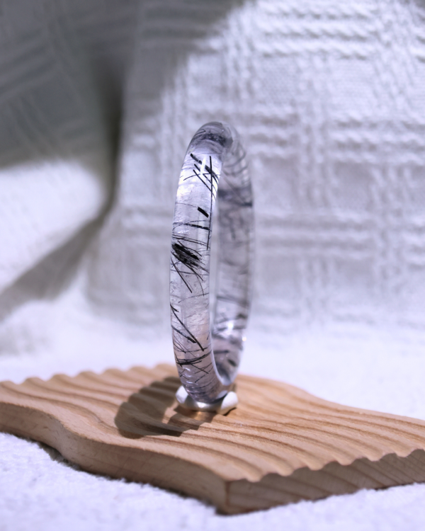 領袖之石│黑髮晶手鐲│圓骨鐲-56.7mm 水晶手鐲,手鐲,玉手鐲,水晶手鐲如何保養,紫水晶手鐲,粉晶手鐲,櫻花瑪瑙鐲,雕刻鐲,佘太翠,藍磷灰,黑曜石,手鐲款式,手鐲尺寸,手鐲鐲型,天然水晶手鐲,水晶手鐲功效