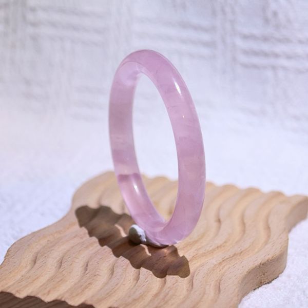 愛情之石│粉晶手鐲│圓骨鐲-50.5mm 水晶手鐲,手鐲,玉手鐲,水晶手鐲如何保養,紫水晶手鐲,粉晶手鐲,櫻花瑪瑙鐲,雕刻鐲,佘太翠,藍磷灰,黑曜石,手鐲款式,手鐲尺寸,手鐲鐲型,天然水晶手鐲,水晶手鐲功效