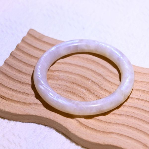 消除惡夢│日月同輝手鐲│圓骨鐲-54.4mm 水晶手鐲,手鐲,玉手鐲,水晶手鐲如何保養,紫水晶手鐲,粉晶手鐲,櫻花瑪瑙鐲,雕刻鐲,佘太翠,藍磷灰,黑曜石,手鐲款式,手鐲尺寸,手鐲鐲型,天然水晶手鐲,水晶手鐲功效