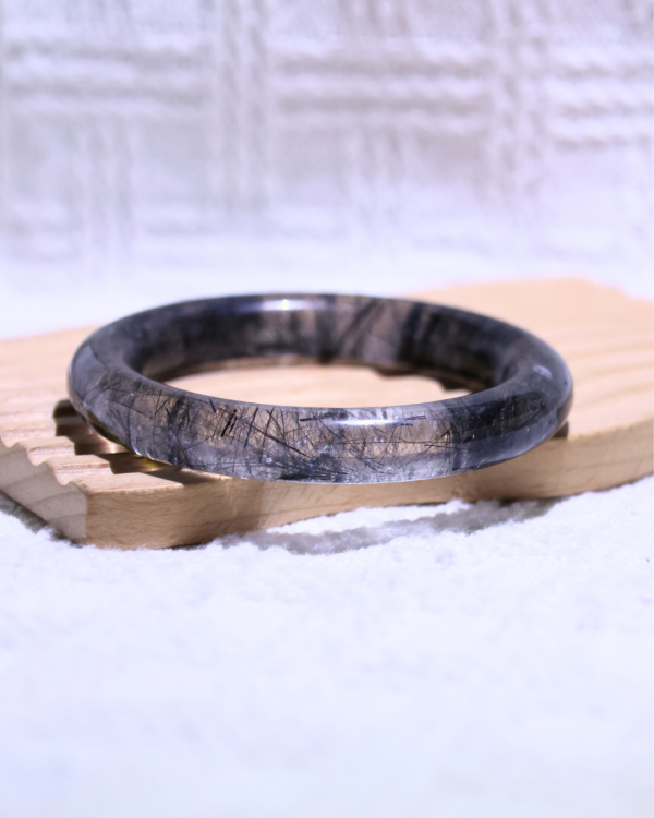 領袖之石│黑髮晶手鐲│圓骨鐲-52.1mm 水晶手鐲,手鐲,玉手鐲,水晶手鐲如何保養,紫水晶手鐲,粉晶手鐲,櫻花瑪瑙鐲,雕刻鐲,佘太翠,藍磷灰,黑曜石,手鐲款式,手鐲尺寸,手鐲鐲型,天然水晶手鐲,水晶手鐲功效