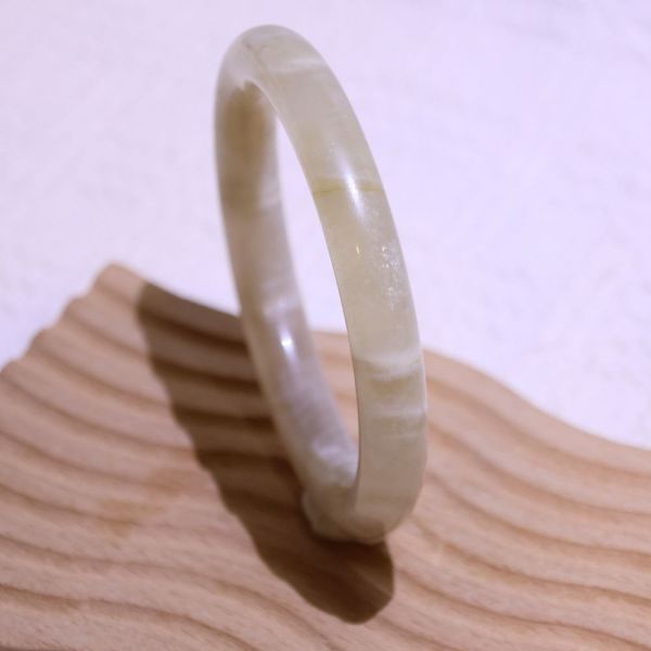 消除惡夢│日月同輝手鐲│圓骨鐲-56.2mm 水晶手鐲,手鐲,玉手鐲,水晶手鐲如何保養,紫水晶手鐲,粉晶手鐲,櫻花瑪瑙鐲,雕刻鐲,佘太翠,藍磷灰,黑曜石,手鐲款式,手鐲尺寸,手鐲鐲型,天然水晶手鐲,水晶手鐲功效