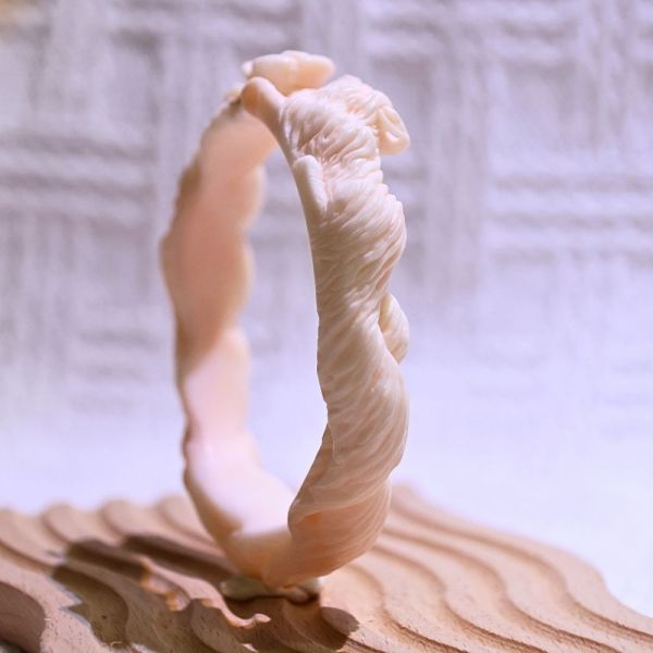 狐狸與玫瑰│碳酸鹽玉│雕刻鐲-55.3mm 雕刻鐲,水晶手鐲,能量手鐲,雕刻水晶,手工雕刻,天然晶礦,能量飾品,療癒手環,雕花水晶鐲,原礦雕刻,水晶雕刻鐲