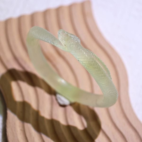 青淺碧靈│岫玉│蛇鐲-52mm 雕刻鐲,水晶手鐲,能量手鐲,雕刻水晶,手工雕刻,天然晶礦,能量飾品,療癒手環,雕花水晶鐲,原礦雕刻,水晶雕刻鐲