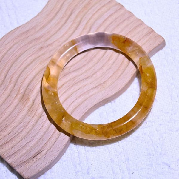 意外之財│黃膠花手鐲│圓骨鐲-54.8mm 水晶手鐲,手鐲,玉手鐲,水晶手鐲如何保養,紫水晶手鐲,粉晶手鐲,櫻花瑪瑙鐲,雕刻鐲,佘太翠,藍磷灰,黑曜石,手鐲款式,手鐲尺寸,手鐲鐲型,天然水晶手鐲,水晶手鐲功效