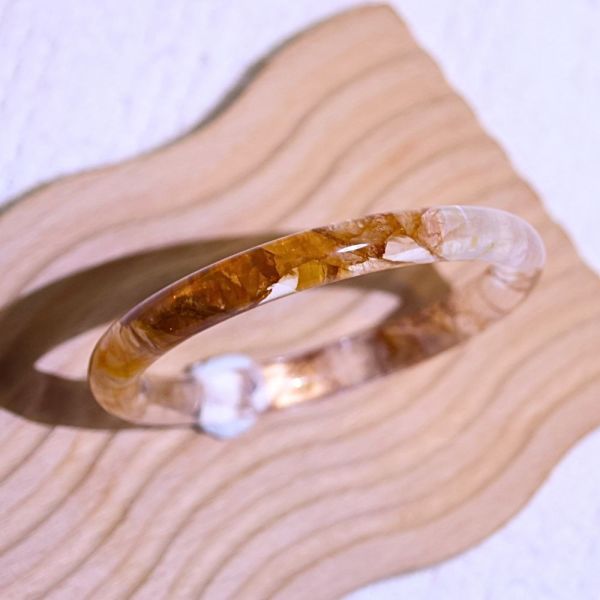 意外之財│黃膠花手鐲│圓骨鐲-56.8mm 水晶手鐲,手鐲,玉手鐲,水晶手鐲如何保養,紫水晶手鐲,粉晶手鐲,櫻花瑪瑙鐲,雕刻鐲,佘太翠,藍磷灰,黑曜石,手鐲款式,手鐲尺寸,手鐲鐲型,天然水晶手鐲,水晶手鐲功效