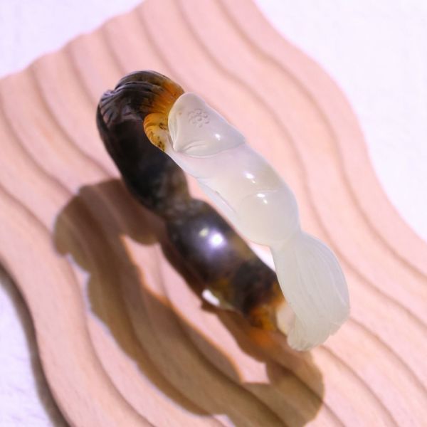 雙色趴狐│岫玉│狐狸鐲-50.5mm 雕刻鐲,水晶手鐲,能量手鐲,雕刻水晶,手工雕刻,天然晶礦,能量飾品,療癒手環,雕花水晶鐲,原礦雕刻,水晶雕刻鐲