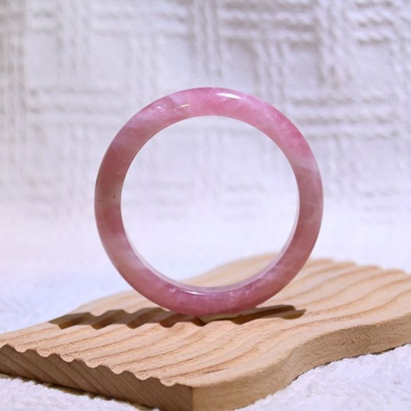 愛情之石│粉晶手鐲│平安鐲-50.2mm 水晶手鐲,開運手鐲,招財手鐲,招財水晶手鐲推薦,粉水晶手鐲,紫水晶手鐲,黃水晶手鐲,黑曜石手鐲,女生適合戴的水晶手鐲,2025年最旺水晶手鐲,水晶手鏈,水晶飾品,水晶手鐲佩戴禁忌