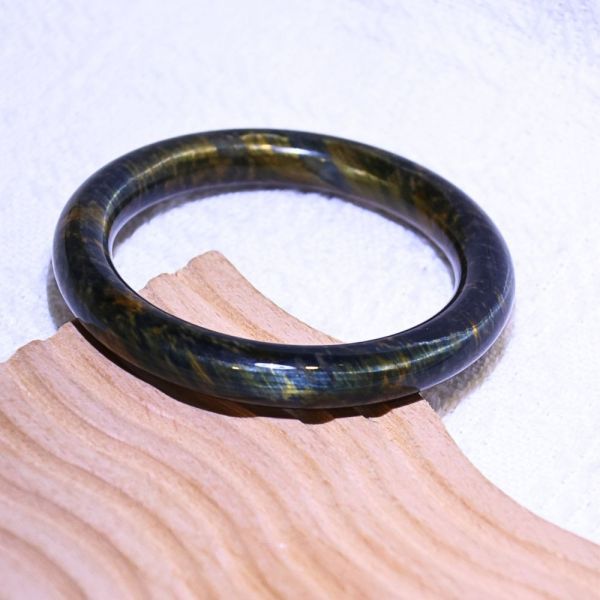 自信招財│虎眼石手鐲│圓骨鐲-57mm 水晶手鐲,開運手鐲,招財手鐲,招財水晶手鐲推薦,粉水晶手鐲,紫水晶手鐲,黃水晶手鐲,黑曜石手鐲,女生適合戴的水晶手鐲,2025年最旺水晶手鐲,水晶手鏈,水晶飾品,水晶手鐲佩戴禁忌