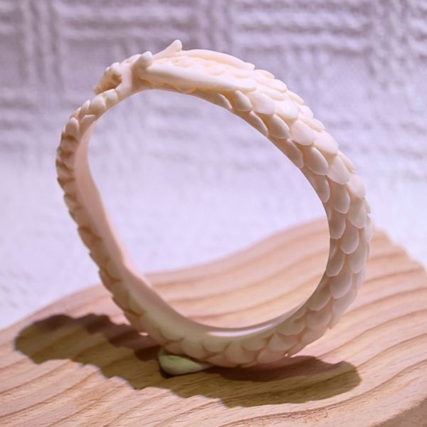 桃心靈蛇│碳酸鹽玉│蛇鐲-62.1mm 雕刻鐲,水晶手鐲,能量手鐲,雕刻水晶,手工雕刻,天然晶礦,能量飾品,療癒手環,雕花水晶鐲,原礦雕刻,水晶雕刻鐲