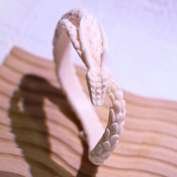 桃心靈蛇│碳酸鹽玉│蛇鐲-62.1mm 雕刻鐲,水晶手鐲,能量手鐲,雕刻水晶,手工雕刻,天然晶礦,能量飾品,療癒手環,雕花水晶鐲,原礦雕刻,水晶雕刻鐲