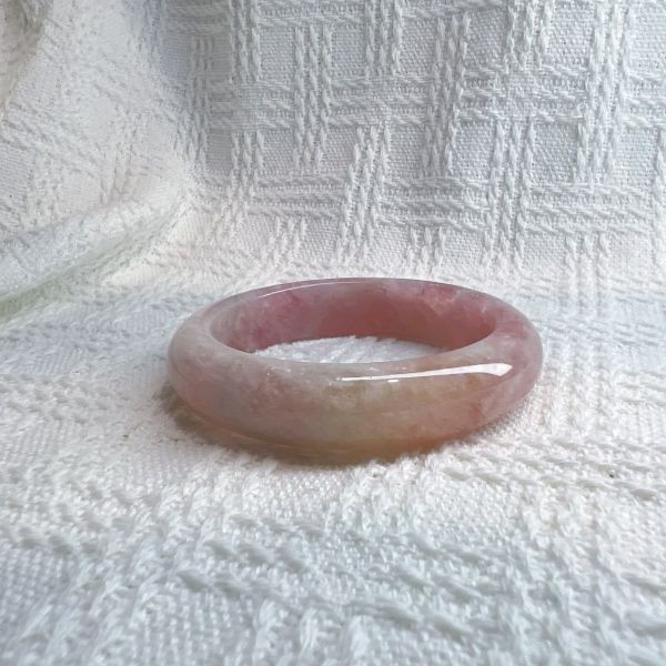 愛情之石│粉晶手鐲│平安鐲-54.4mm 水晶手鐲,手鐲,玉手鐲,水晶手鐲如何保養,紫水晶手鐲,粉晶手鐲,櫻花瑪瑙鐲,雕刻鐲,佘太翠,藍磷灰,黑曜石,手鐲款式,手鐲尺寸,手鐲鐲型,天然水晶手鐲,水晶手鐲功效