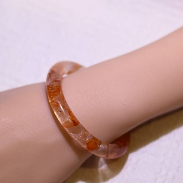 開運招財│紅膠花手鐲│圓骨鐲-51.6mm 水晶手鐲,手鐲,玉手鐲,水晶手鐲如何保養,紫水晶手鐲,粉晶手鐲,櫻花瑪瑙鐲,雕刻鐲,佘太翠,藍磷灰,黑曜石,手鐲款式,手鐲尺寸,手鐲鐲型,天然水晶手鐲,水晶手鐲功效