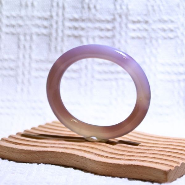 魅力展現│紫玉髓手鐲│貴妃鐲-53mm 水晶手鐲,手鐲,玉手鐲,水晶手鐲如何保養,紫水晶手鐲,粉晶手鐲,櫻花瑪瑙鐲,雕刻鐲,佘太翠,藍磷灰,黑曜石,手鐲款式,手鐲尺寸,手鐲鐲型,天然水晶手鐲,水晶手鐲功效