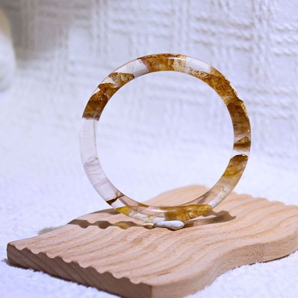 意外之財│黃膠花手鐲│圓骨鐲-60.5mm 水晶手鐲,手鐲,玉手鐲,水晶手鐲如何保養,紫水晶手鐲,粉晶手鐲,櫻花瑪瑙鐲,雕刻鐲,佘太翠,藍磷灰,黑曜石,手鐲款式,手鐲尺寸,手鐲鐲型,天然水晶手鐲,水晶手鐲功效