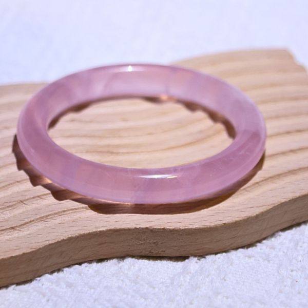 愛情之石│粉晶手鐲│圓骨鐲-50.5mm 水晶手鐲,手鐲,玉手鐲,水晶手鐲如何保養,紫水晶手鐲,粉晶手鐲,櫻花瑪瑙鐲,雕刻鐲,佘太翠,藍磷灰,黑曜石,手鐲款式,手鐲尺寸,手鐲鐲型,天然水晶手鐲,水晶手鐲功效