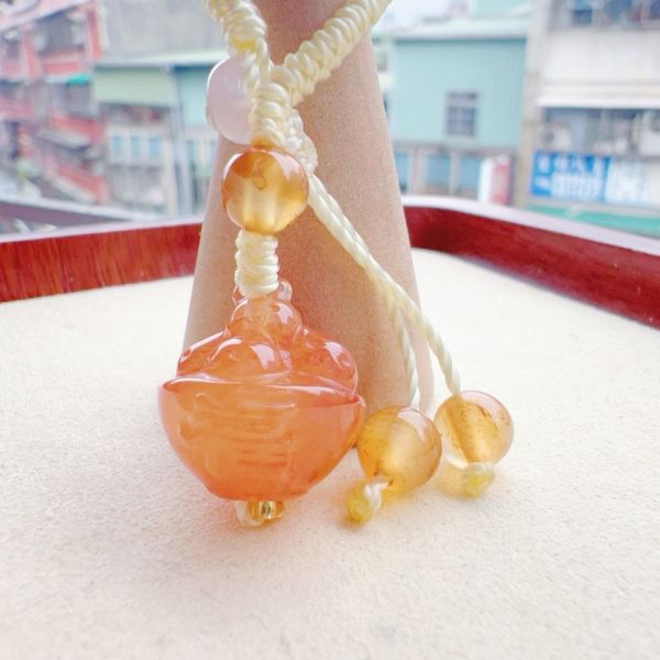 【歐洛菈】瑪瑙雕刻小件-湯圓兔隨意扣G 水晶,礦石,晶礦,水晶手鐲,手鐲,水晶手串,手串,脈輪,磁場,療癒,淨化,紫水晶,粉晶,櫻花瑪瑙,草莓晶