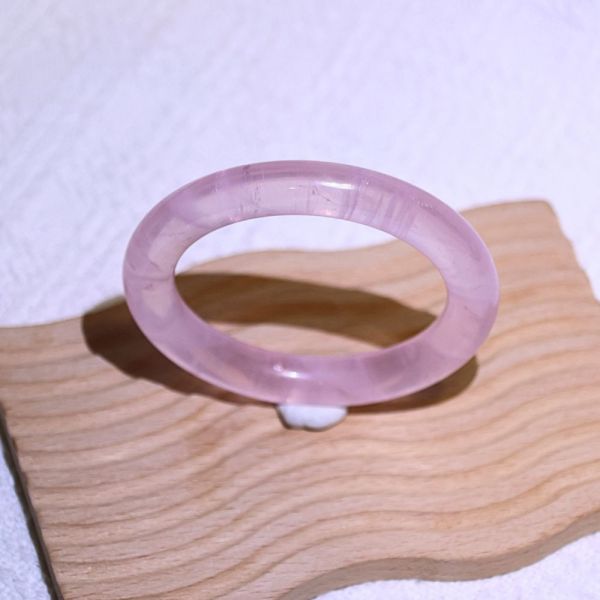 愛情之石│粉晶手鐲│圓骨鐲-53.8mm 水晶,礦石,晶礦,水晶手鐲,手鐲,水晶手串,手串,脈輪,磁場,療癒,淨化,紫水晶,粉晶,櫻花瑪瑙,草莓晶