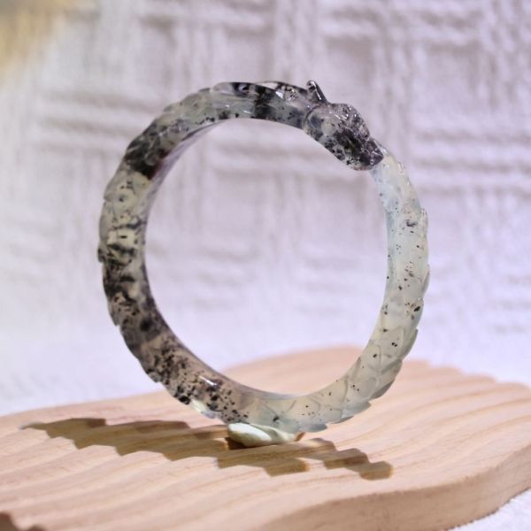 墨心幽蛟│岫玉│蛟龍鐲-52mm 雕刻鐲,水晶手鐲,能量手鐲,雕刻水晶,手工雕刻,天然晶礦,能量飾品,療癒手環,雕花水晶鐲,原礦雕刻,水晶雕刻鐲