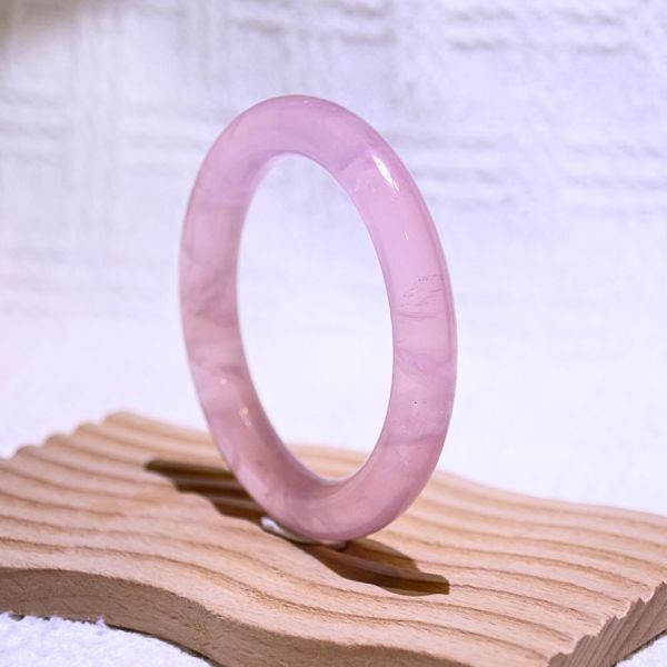 愛情之石│粉晶手鐲│圓骨鐲-53.3mm 水晶手鐲,手鐲,玉手鐲,水晶手鐲如何保養,紫水晶手鐲,粉晶手鐲,櫻花瑪瑙鐲,雕刻鐲,佘太翠,藍磷灰,黑曜石,手鐲款式,手鐲尺寸,手鐲鐲型,天然水晶手鐲,水晶手鐲功效