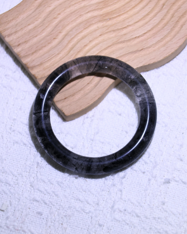 領袖之石│黑髮晶手鐲│圓骨鐲-52.1mm 水晶手鐲,手鐲,玉手鐲,水晶手鐲如何保養,紫水晶手鐲,粉晶手鐲,櫻花瑪瑙鐲,雕刻鐲,佘太翠,藍磷灰,黑曜石,手鐲款式,手鐲尺寸,手鐲鐲型,天然水晶手鐲,水晶手鐲功效