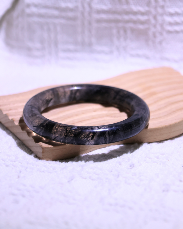 領袖之石│黑髮晶手鐲│圓骨鐲-52.1mm 水晶手鐲,手鐲,玉手鐲,水晶手鐲如何保養,紫水晶手鐲,粉晶手鐲,櫻花瑪瑙鐲,雕刻鐲,佘太翠,藍磷灰,黑曜石,手鐲款式,手鐲尺寸,手鐲鐲型,天然水晶手鐲,水晶手鐲功效