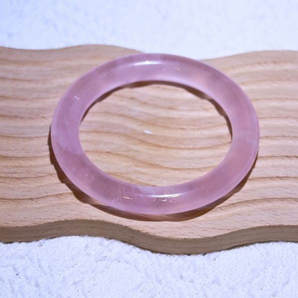 愛情之石│粉晶手鐲│圓骨鐲-52.2mm 水晶手鐲,手鐲,玉手鐲,水晶手鐲如何保養,紫水晶手鐲,粉晶手鐲,櫻花瑪瑙鐲,雕刻鐲,佘太翠,藍磷灰,黑曜石,手鐲款式,手鐲尺寸,手鐲鐲型,天然水晶手鐲,水晶手鐲功效