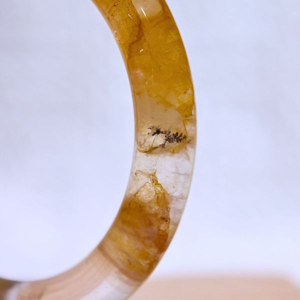 意外之財│黃膠花手鐲│圓骨鐲-54.8mm 水晶手鐲,手鐲,玉手鐲,水晶手鐲如何保養,紫水晶手鐲,粉晶手鐲,櫻花瑪瑙鐲,雕刻鐲,佘太翠,藍磷灰,黑曜石,手鐲款式,手鐲尺寸,手鐲鐲型,天然水晶手鐲,水晶手鐲功效