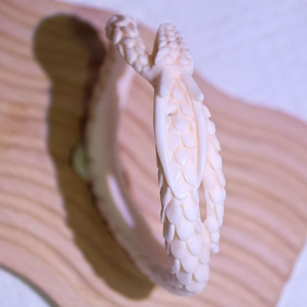 桃心靈蛇│碳酸鹽玉│蛇鐲-62.1mm 雕刻鐲,水晶手鐲,能量手鐲,雕刻水晶,手工雕刻,天然晶礦,能量飾品,療癒手環,雕花水晶鐲,原礦雕刻,水晶雕刻鐲