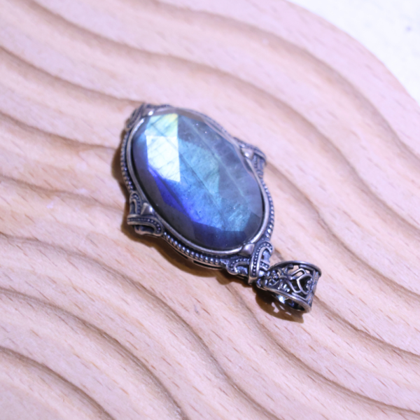 【歐洛菈】拉長吊墜｜鑽石切割面 水晶,礦石,晶礦,水晶手鐲,手鐲,水晶手串,手串,脈輪,磁場,療癒,淨化,紫水晶,粉晶,櫻花瑪瑙,草莓晶