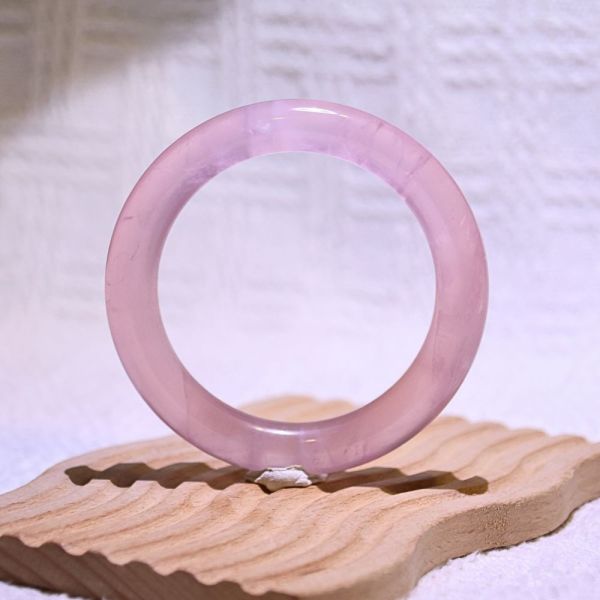 愛情之石│粉晶手鐲│圓骨鐲-52.5mm 水晶,礦石,晶礦,水晶手鐲,手鐲,水晶手串,手串,脈輪,磁場,療癒,淨化,紫水晶,粉晶,櫻花瑪瑙,草莓晶
