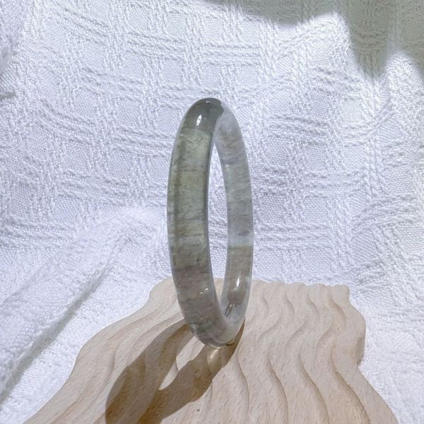 綠影水晶手鐲-54mm 水晶手鐲,手鐲,玉手鐲,水晶手鐲如何保養,紫水晶手鐲,粉晶手鐲,櫻花瑪瑙鐲,雕刻鐲,佘太翠,藍磷灰,黑曜石,手鐲款式,手鐲尺寸,手鐲鐲型,天然水晶手鐲,水晶手鐲功效