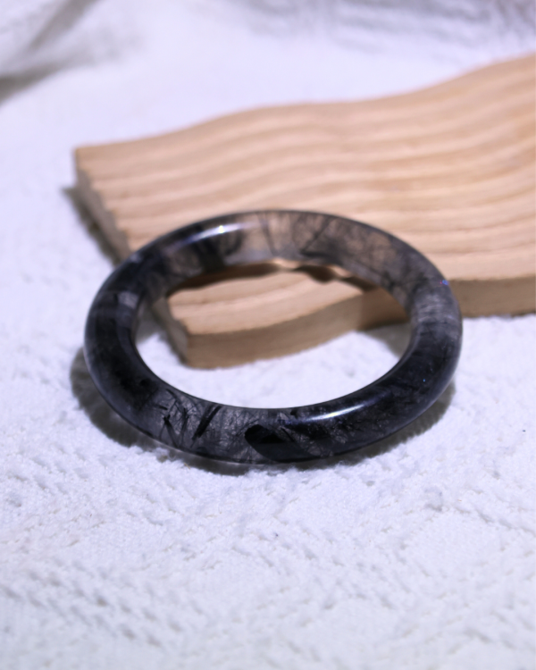 領袖之石│黑髮晶手鐲│圓骨鐲-52.1mm 水晶手鐲,手鐲,玉手鐲,水晶手鐲如何保養,紫水晶手鐲,粉晶手鐲,櫻花瑪瑙鐲,雕刻鐲,佘太翠,藍磷灰,黑曜石,手鐲款式,手鐲尺寸,手鐲鐲型,天然水晶手鐲,水晶手鐲功效