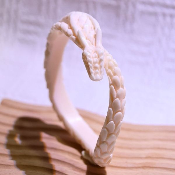 桃心靈蛇│碳酸鹽玉│蛇鐲-62.1mm 雕刻鐲,水晶手鐲,能量手鐲,雕刻水晶,手工雕刻,天然晶礦,能量飾品,療癒手環,雕花水晶鐲,原礦雕刻,水晶雕刻鐲