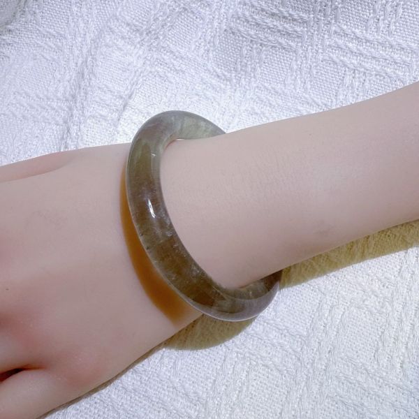 綠影水晶手鐲-54mm 水晶手鐲,手鐲,玉手鐲,水晶手鐲如何保養,紫水晶手鐲,粉晶手鐲,櫻花瑪瑙鐲,雕刻鐲,佘太翠,藍磷灰,黑曜石,手鐲款式,手鐲尺寸,手鐲鐲型,天然水晶手鐲,水晶手鐲功效